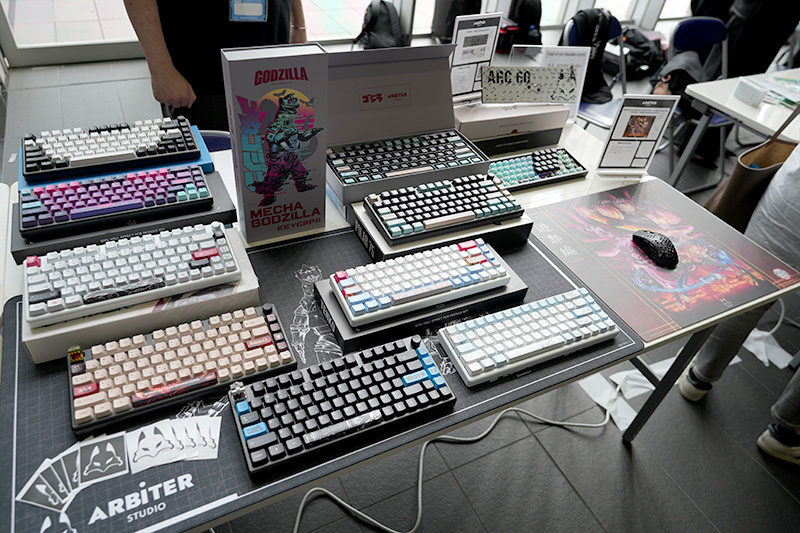Arbiter Studioブースでは、国内未発売のコラボ製品や最新ゲーミングキーボードなどを展示