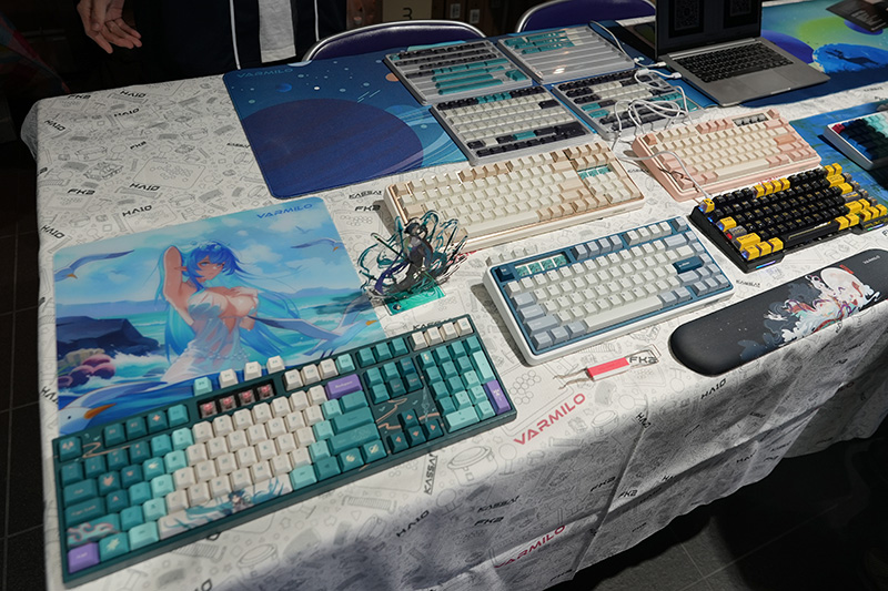 VARMILOブースではメカニカルキーボードのほかゲーミングデバイスも展示