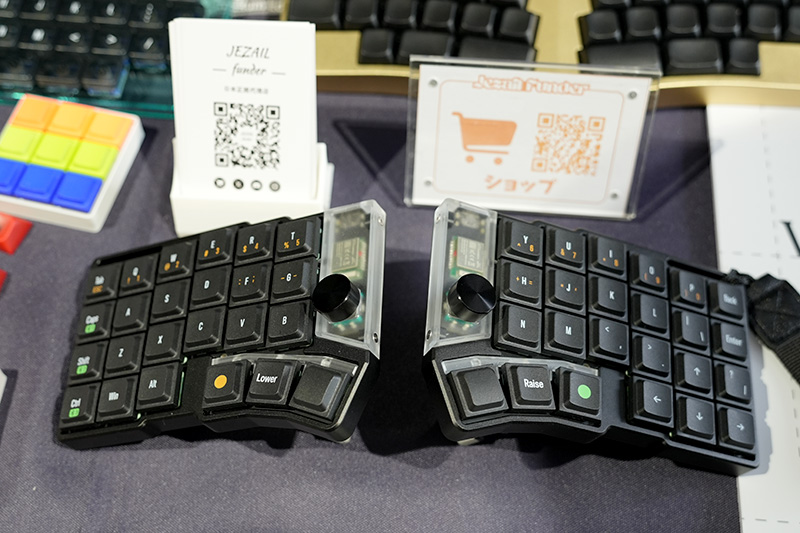 左右分割キーボードやAppleキーボード風デザインキーキャップなどが並んだJezailFunderブース