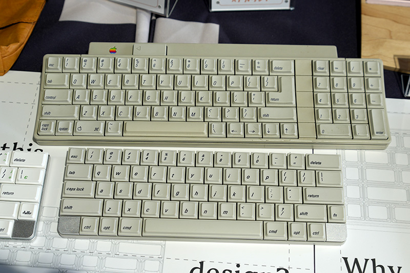 左右分割キーボードやAppleキーボード風デザインキーキャップなどが並んだJezailFunderブース