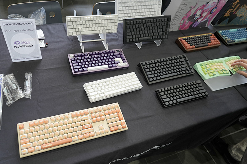 個性的なキーキャップのキーボードや未発売キーボードなどが展示されたAKKO/Monsgeekブース