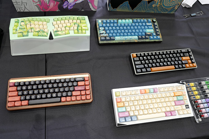 個性的なキーキャップのキーボードや未発売キーボードなどが展示されたAKKO/Monsgeekブース