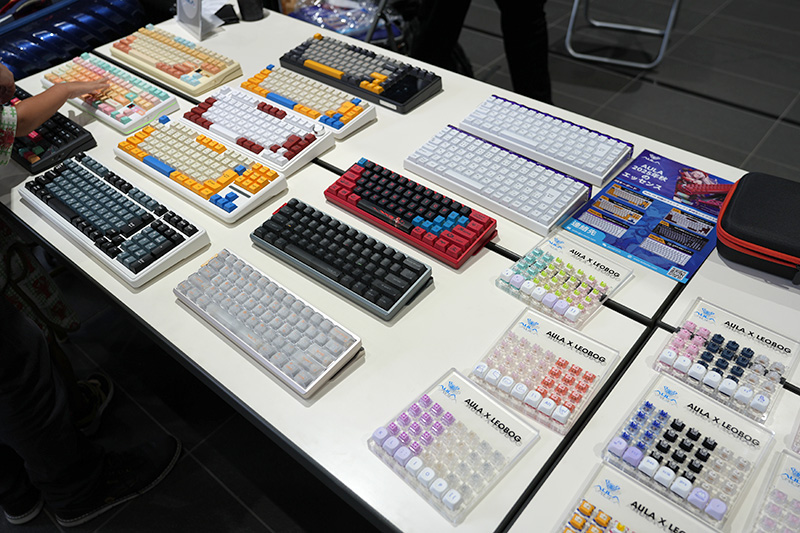 メカニカルから磁気キーボードまで多数が並ぶAULAブース