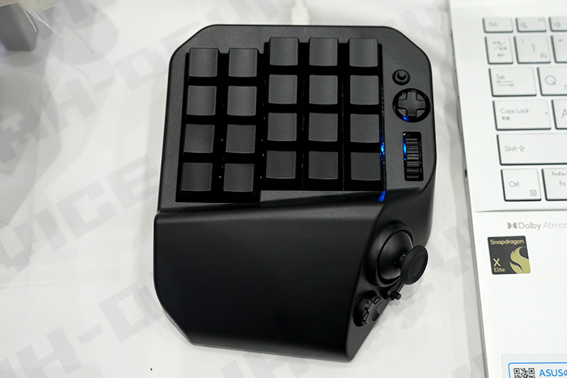 大手ブランドから新製品が途絶えているジョイスティック搭載がポイント。左手だけでなく右手用もラインナップしているのも希少