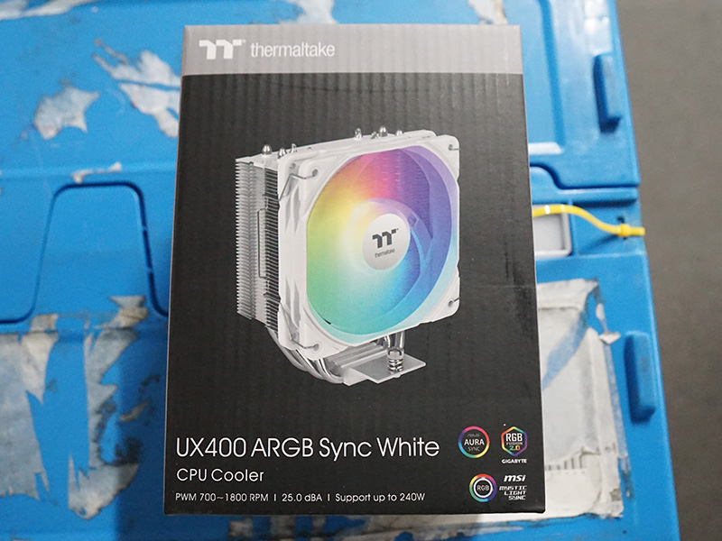 「UX400 ARGB Sync」のホワイトモデル