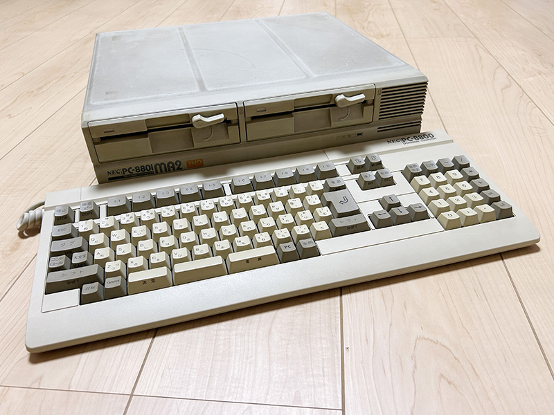 前機種となるPC-8801MAと比べても、デザイン的に大きく異なる部分は少ないです。見た目がほぼ変わらなかったことも、宣伝がしづらかった要因の一つかもしれません。