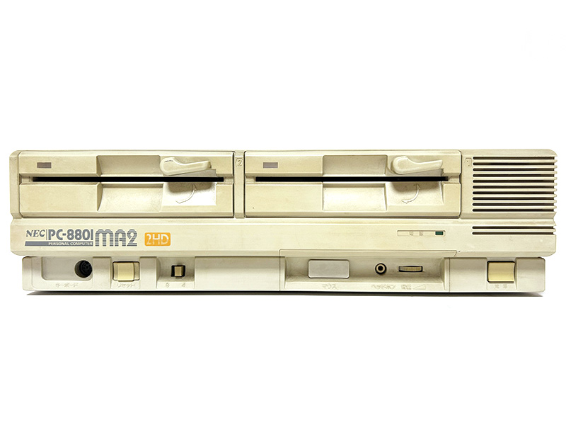 本体正面は左からキーボード接続端子、リセットボタン、4MHz/8MHz切換スイッチ、マウスポート、イヤホン端子、ボリュームつまみ、電源スイッチと並んでいました。