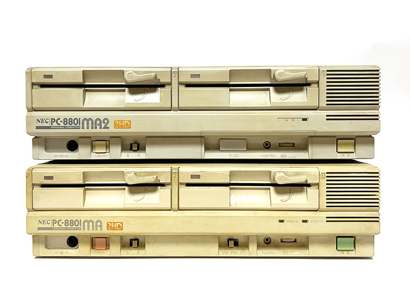 PC-8801MAとPC-8801MA2を、無理やり重ねてみました。色の違いが何となく分かるかと思いますが、経年劣化してしまっていることもあり、ハッキリとしないのが残念なところです。