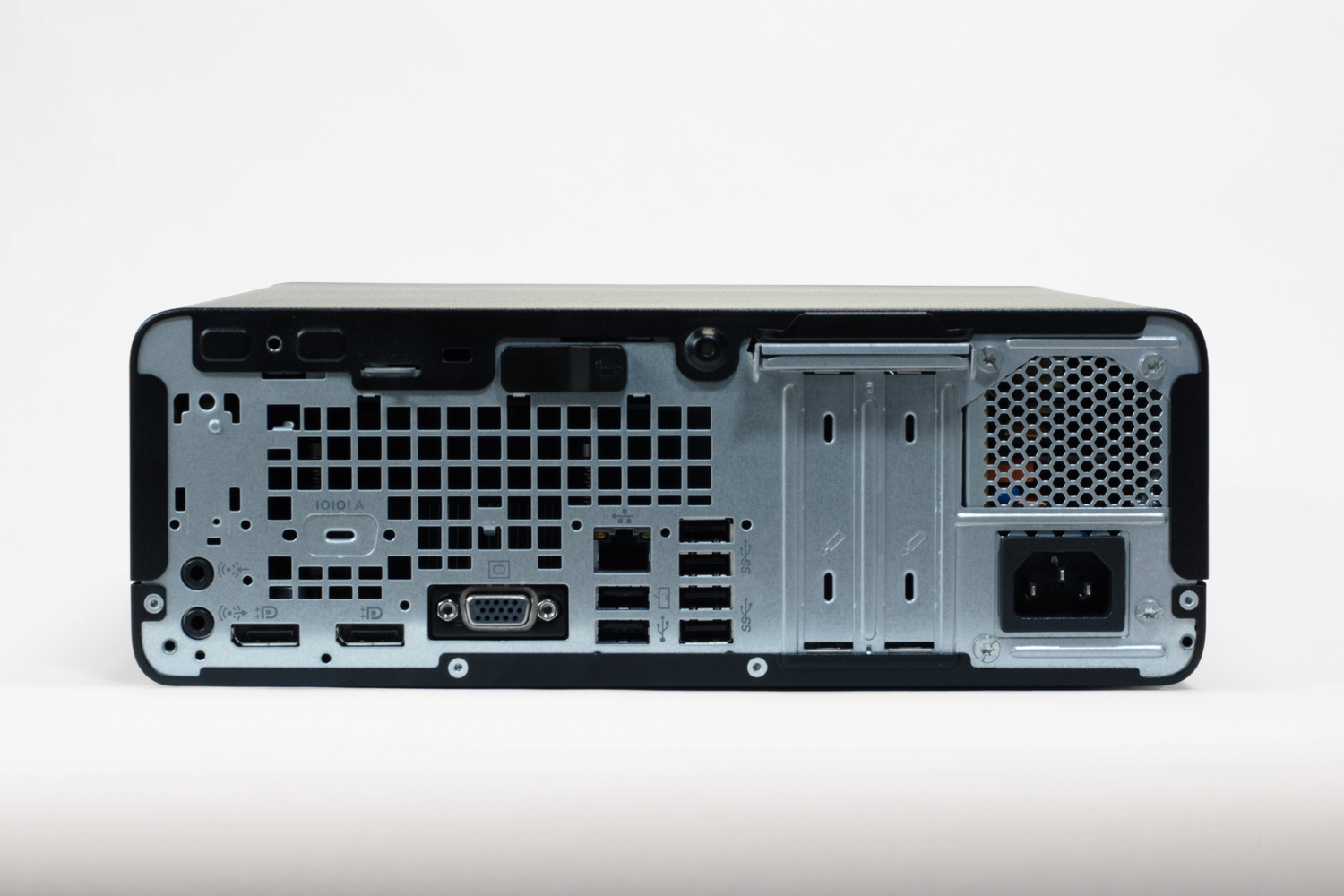 本体背面。USBポート数は前後を合わせるとかなり充実している。モニター出力はDisplayPortとD-Sub 15ピン。HDMIがないのはちょっと惜しい