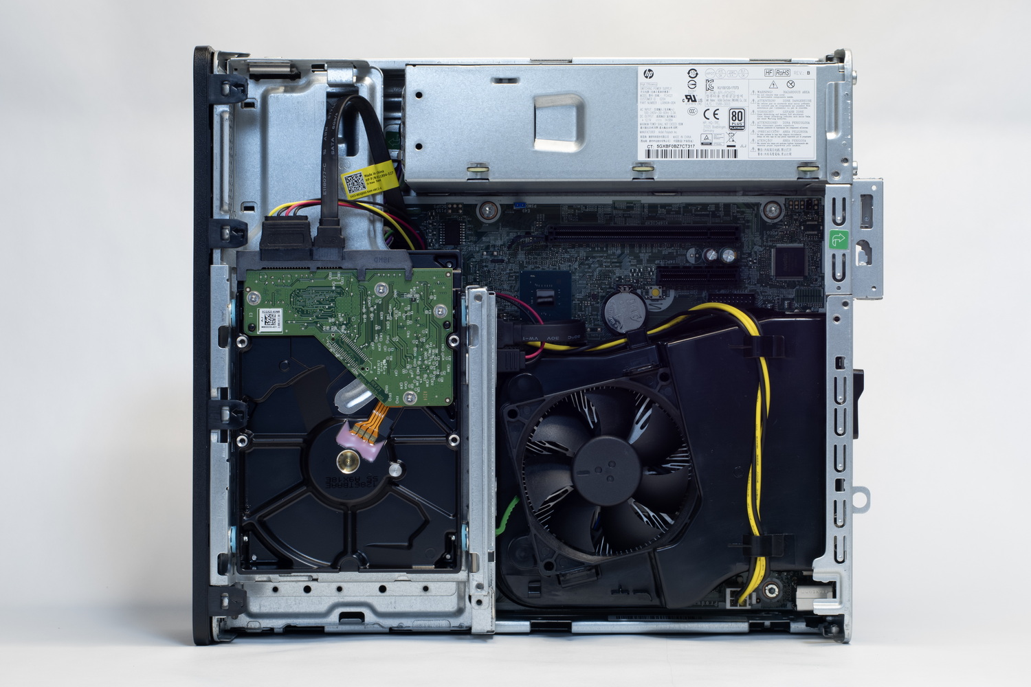 筐体カバーを開いた内部。写真左側がPC正面、右側が背面。内部の密度はかなり高めに見えるが、一度バラすと元に戻すのに大変苦労する、というほどに詰まっているわけではない。CPUは背面側、HDDとDVD-ROMドライブは前面側のドライブベイに取り付けられている。