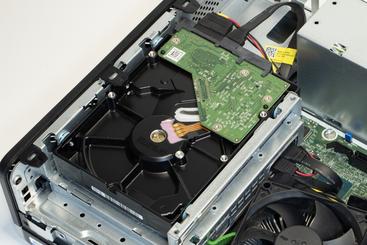 今回購入したマシンには、着脱可能なドライブベイにHDDとDVD-ROMドライブが取り付けられていた。3.5/2.5インチSSD/HDDのベイの空きはなし