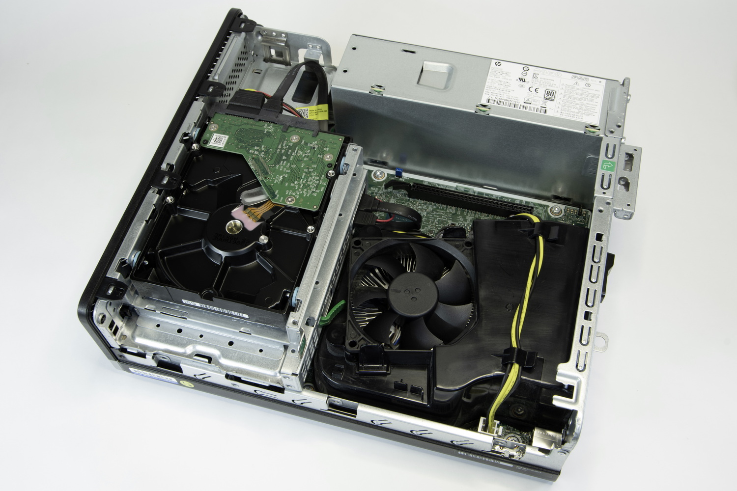 別角度から。CPUおよびCPUクーラーにはカバーが取り付けられている(おそらくエアフローの適正化を考慮したもの)。取り外しは比較的簡単だが、CPUにアクセスしない限りはカバーを外す必要はない