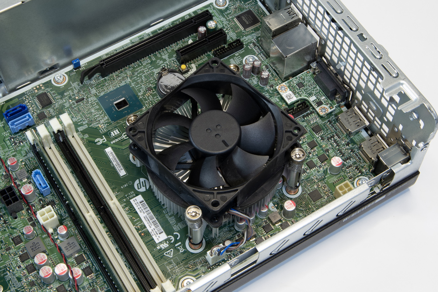 別角度から。CPUおよびCPUクーラーにはカバーが取り付けられている(おそらくエアフローの適正化を考慮したもの)。取り外しは比較的簡単だが、CPUにアクセスしない限りはカバーを外す必要はない