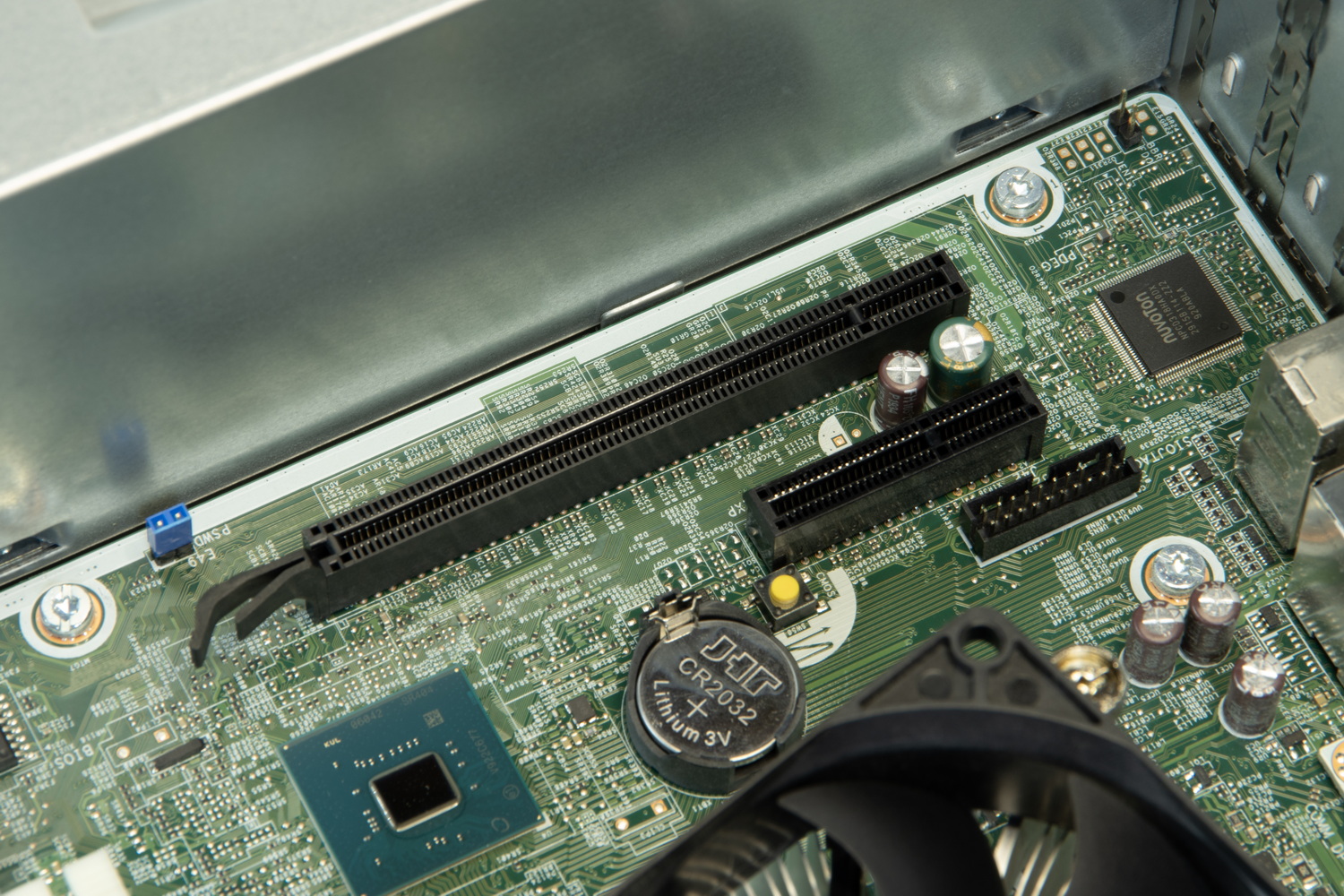PCI Express 3.0カードスロット。x16が1本、x1が1本装備されている。コンパクトな筐体なので、Low Profile仕様のカードのみ使用可能