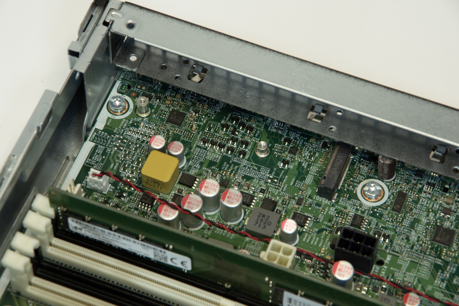 ドライブベイを外すとM.2スロットにアクセスできる。2230/2280の両方に対応。スロットの位置はPCの最前面側