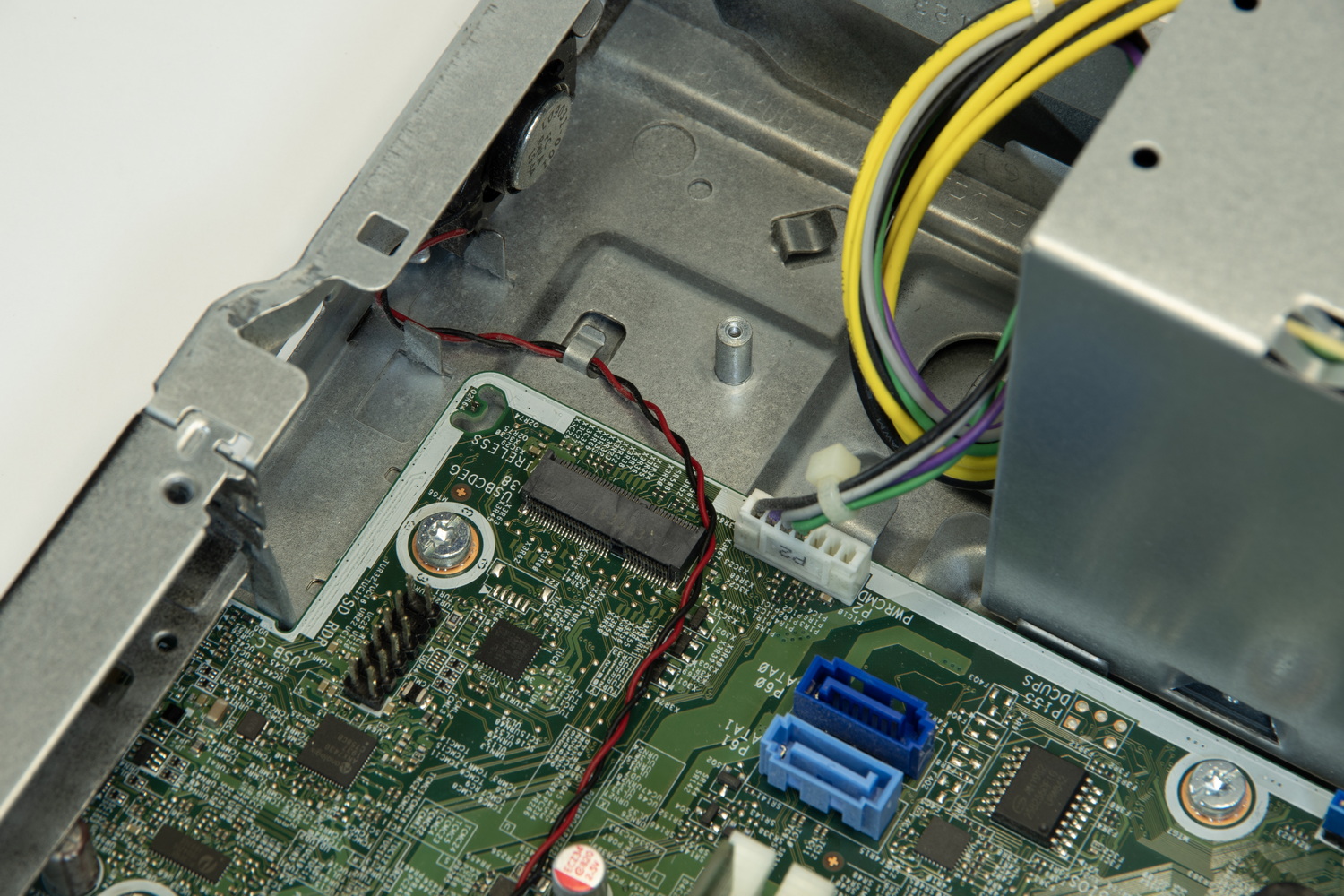 マザーボード端から外側に飛び出すように取り付ける無線LAN用M.2スロット