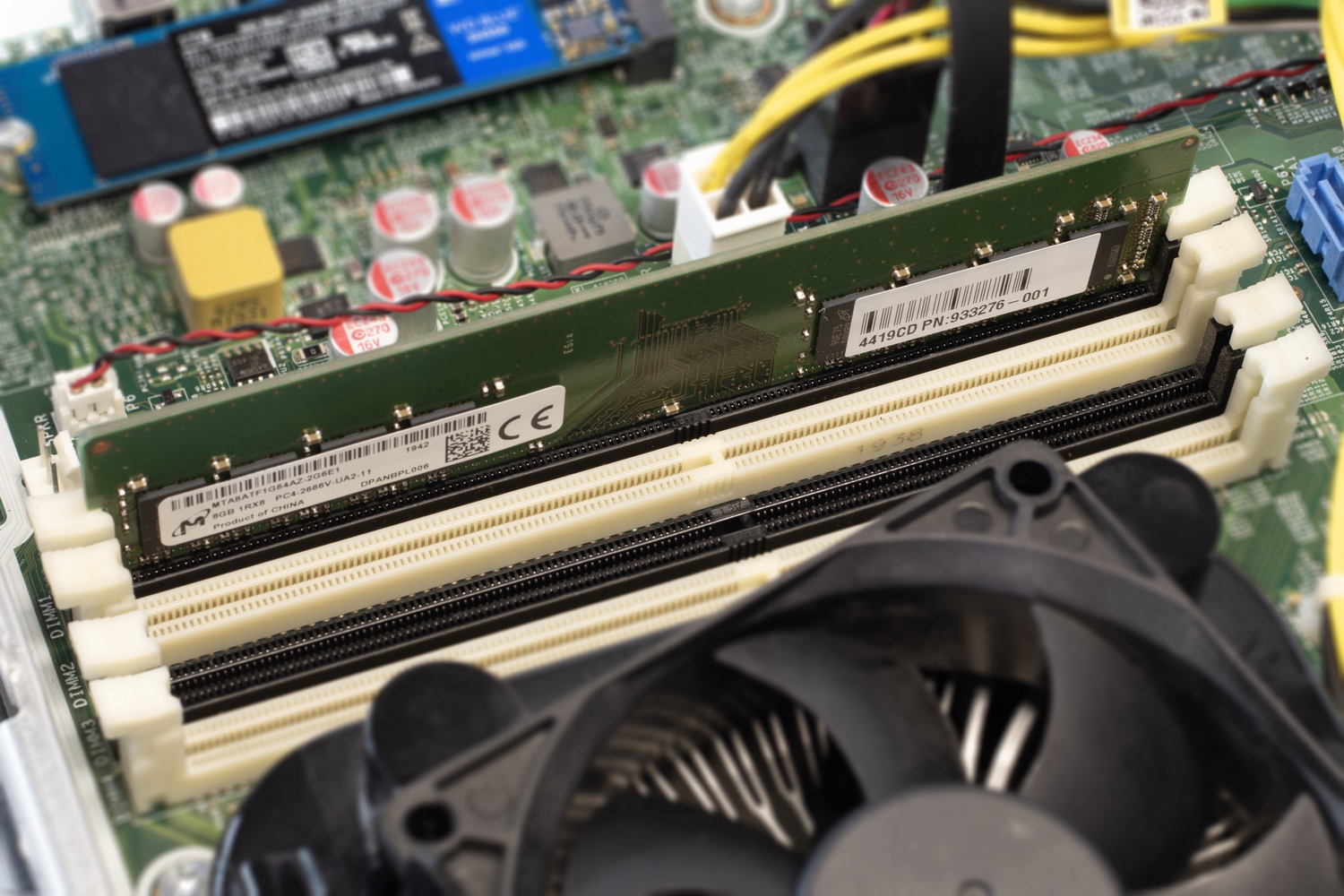 メモリスロットは4本。容量自体が少なかったので、せめてデュアルチャンネル構成の16GB以上を目指したいところ