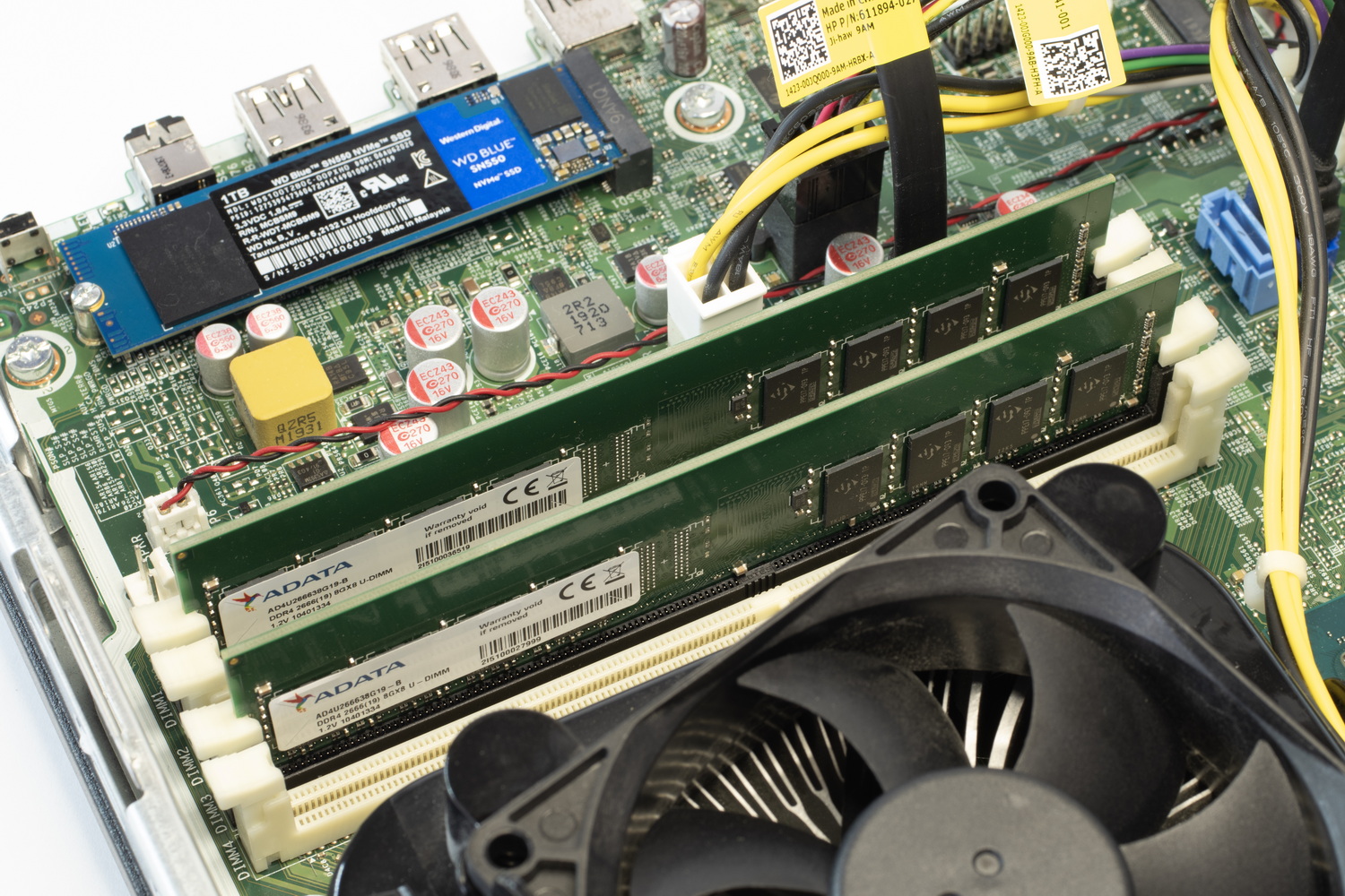 メモリとM.2 SSDを増設。元々搭載されていたメモリモジュールは取り外して、2枚組のDDR4メモリモジュールと交換した