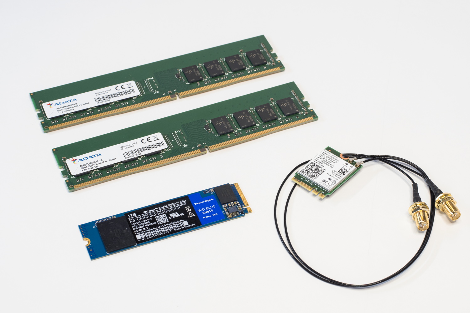 筆者の手元で半引退状態になっていたDDRメモリ、M.2 SSDを本機に再投入。M.2無線LANカードは新たに購入した
