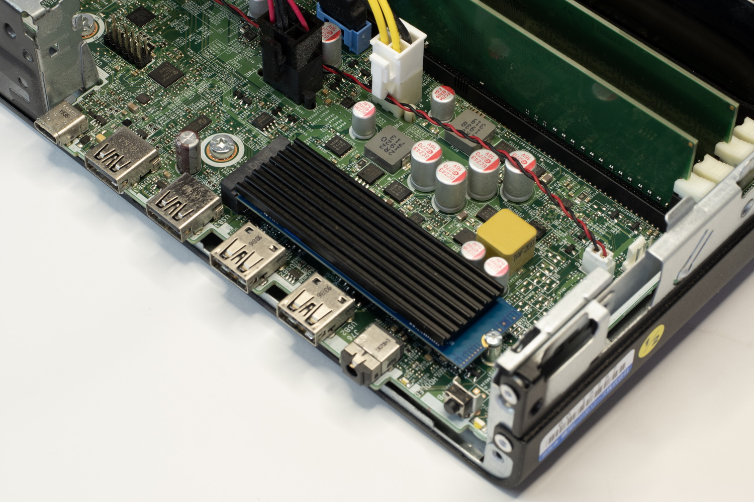 前面USBポートのカバーを兼ねた着脱可能なフレームが付いているので、これを取り外したほうが作業は楽。大型のSSDヒートシンクを取り付けるとこのフレームに接触するかもしれないので、薄型のものを選んだほうがよさそう