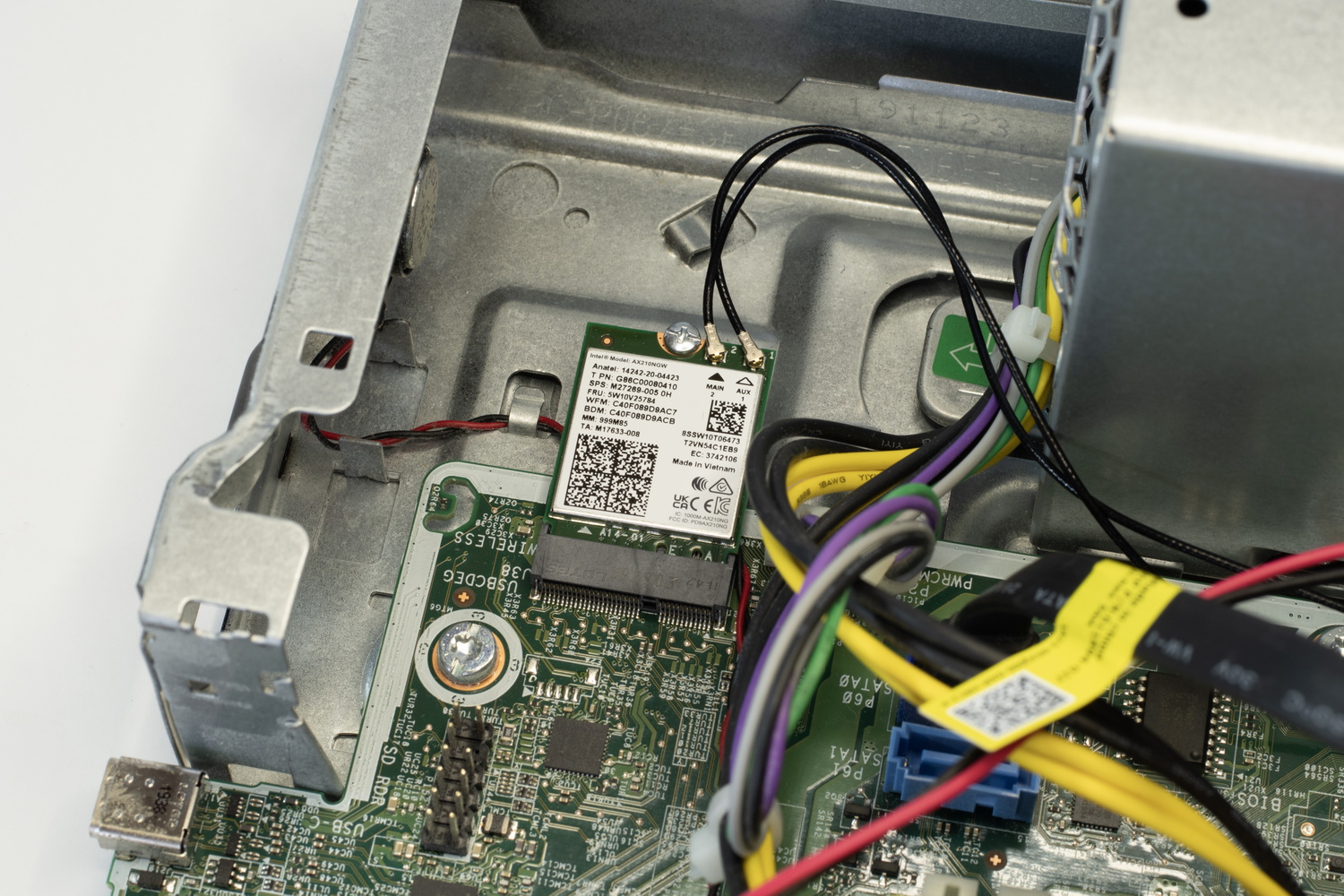 無線LANカードを取り付け。アンテナ線は拡張カードスロットまで引き回し、Low Profileブラケットを使って外部アンテナと接続