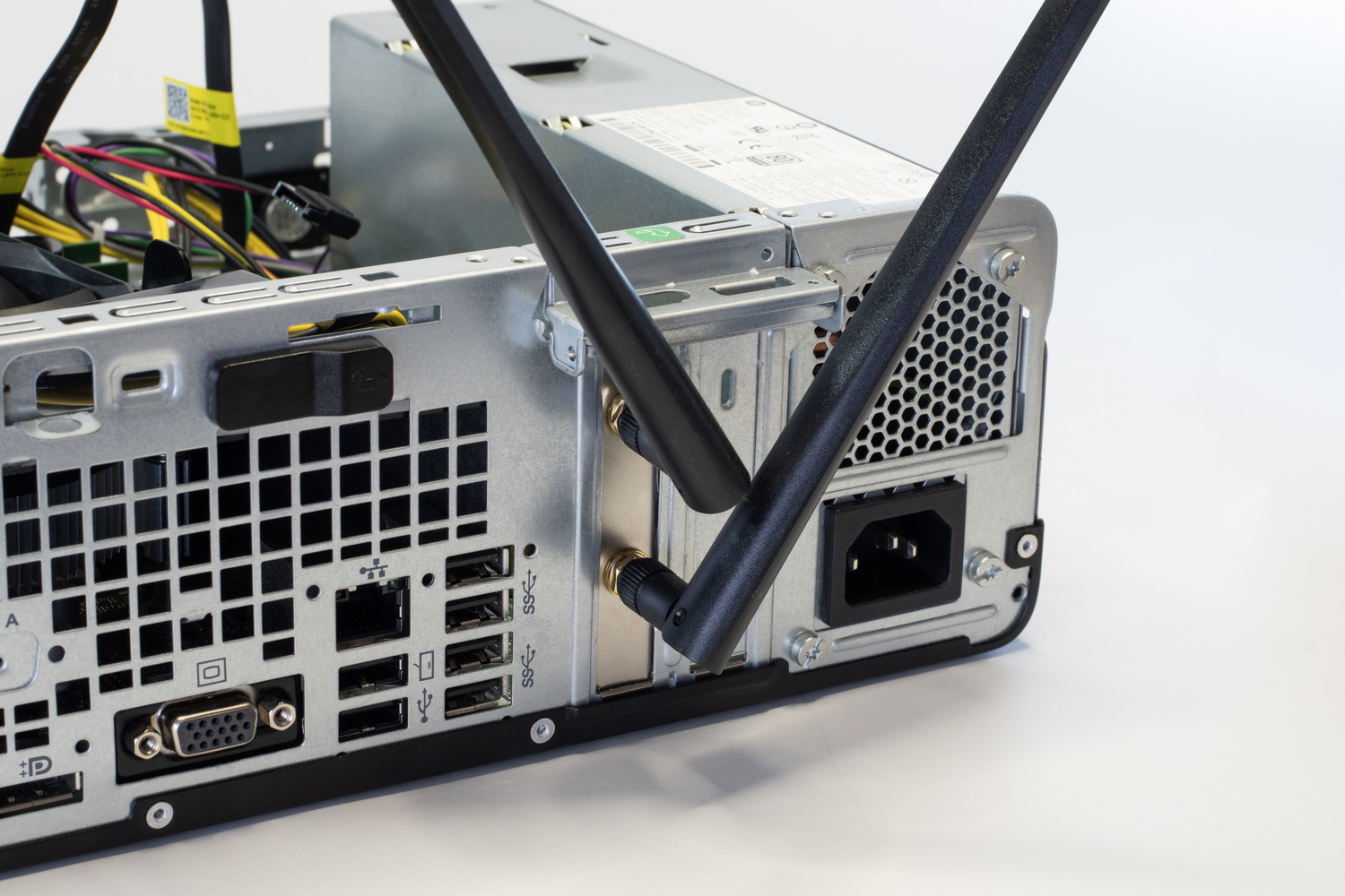 無線LANカードを取り付け。アンテナ線は拡張カードスロットまで引き回し、Low Profileブラケットを使って外部アンテナと接続