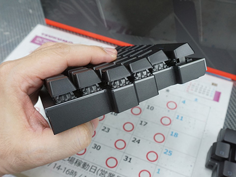 75% 分割キーボード ASUSの75%分割キーボード「ROG Falcata」が発売、左側だけでも