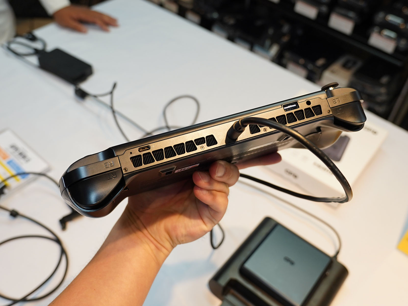 バッテリーを外した状態