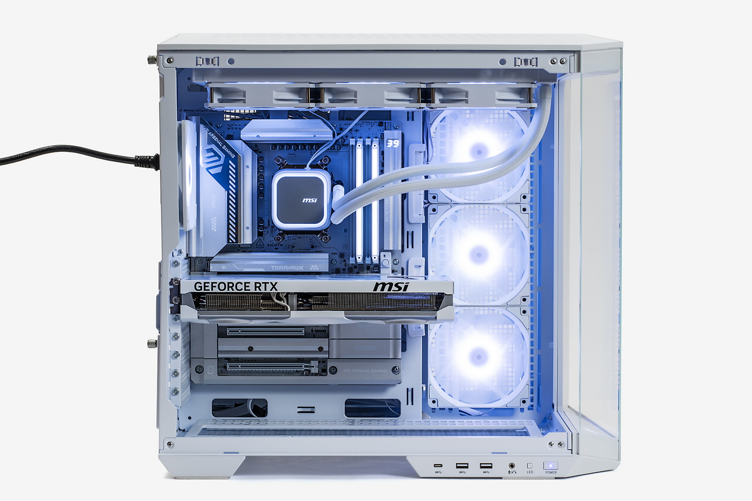 水冷ヘッドからのチューブと制御系のケーブル以外、目立つラインが全くなくなったPCケース内部。パーツのデザイン、照明の美しい仕上がりだけを純粋に楽しめる