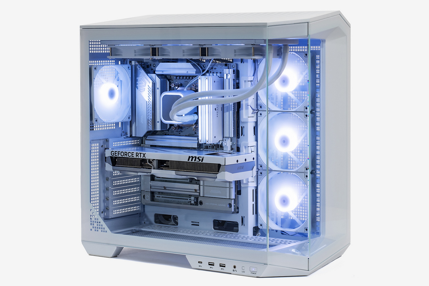 今回の試用のために用意した、PZモデルのマザーボード、PCケース、そしてビデオカードでまとめたPC。ピラーレスで内部が見える構造だが、目立つケーブルは一切なく、ライティングの効果も相まって非常に美しい仕上がりとなっている