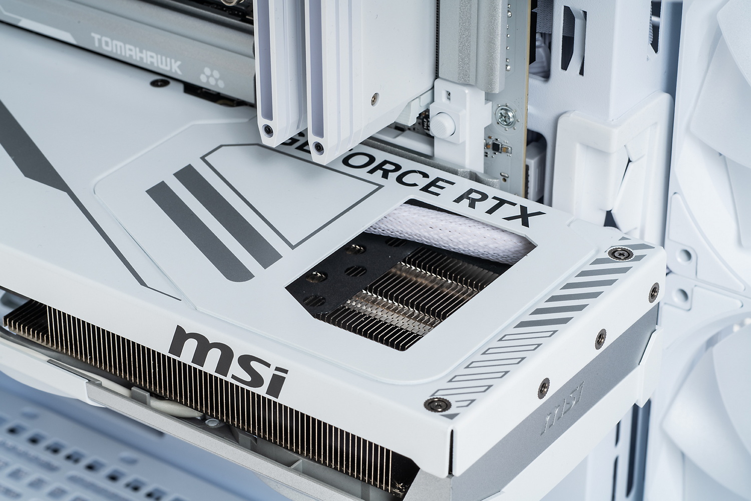 ケースに組み込んだ状態を見てみよう。写真左は補助電源コネクターおよびケーブルを隠すプレートを取り付けた状態。開口部からわずかにケーブルが見えている