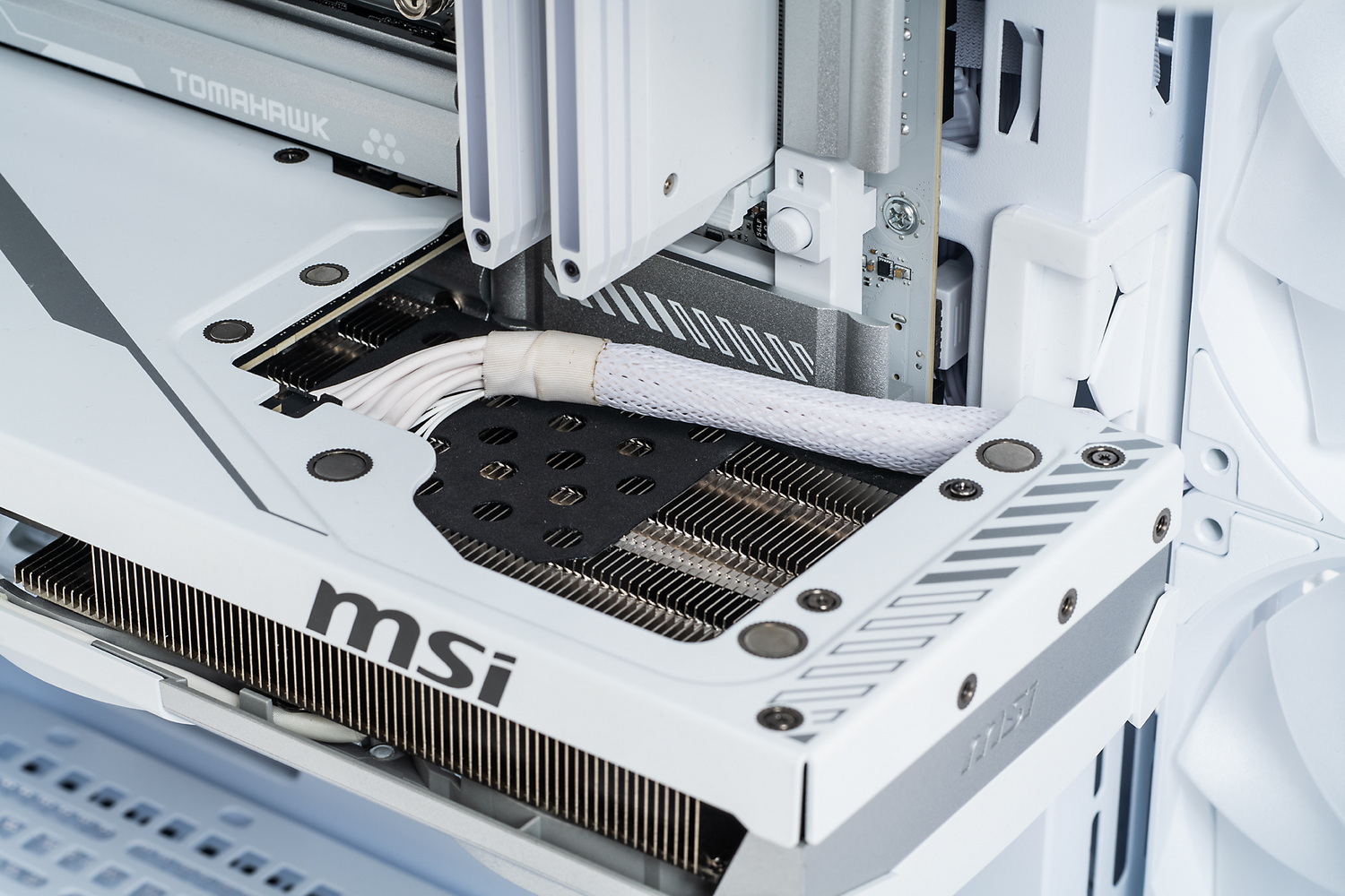 プレートを取り外したところ。補助電源ケーブルはカードの下部側の隙間からマザーボードベース脇の穴から裏面側に通し、電源ユニットに接続している