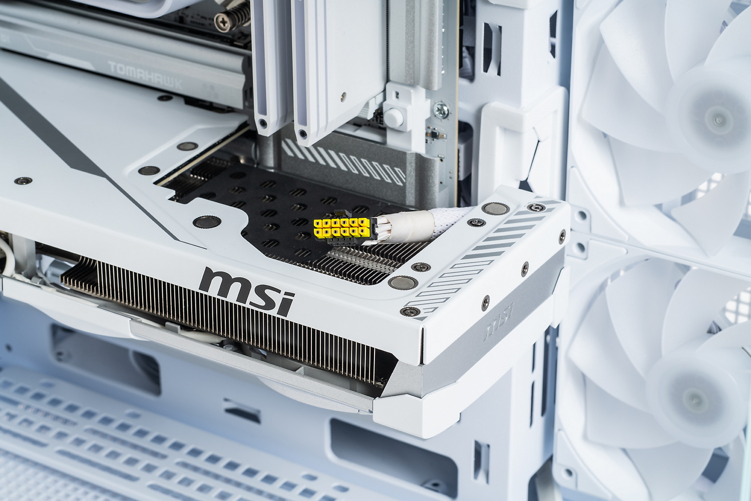 補助電源ケーブルはカードの下側から上方向に挿し込むイメージ。コネクター自体が目視できず、スペースもちょっと狭くなりやすい。ケーブルはカードをマザーボードのx16スロットに挿す前に取り付け、ケーブルを裏面に逃がして整理しつつカードをネジ止め固定する、という順番で作業したほうがよい。16ピンコネクターは奥までしっかり挿し込まないと不具合のもとなので、奥までグッと差し込み、きっちり挿し込まれているか目視で確認するように心掛けよう