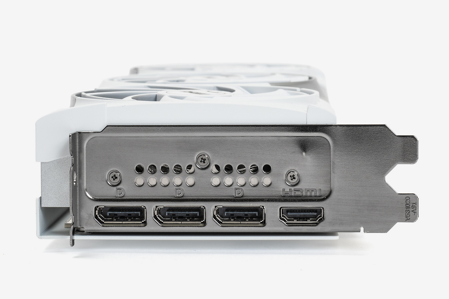 映像出力はDisplayPort 2.1b×3、HDMI 2.1b×1