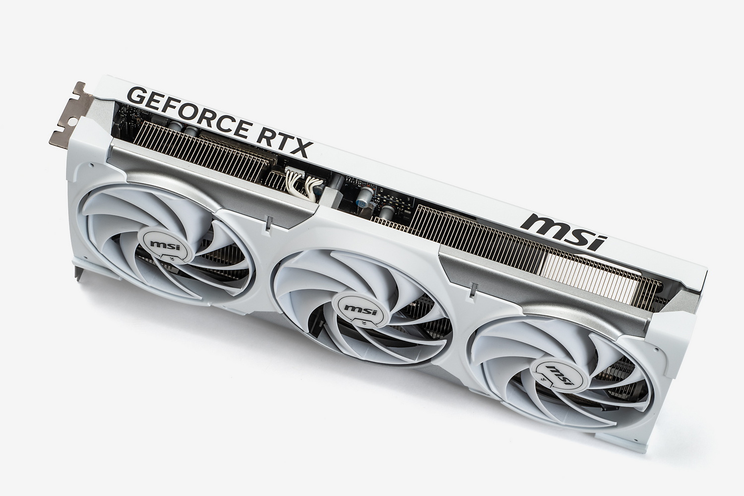 3連ファン搭載でカード長は303mm。補助電源コネクターがいつもの位置にないのがある意味新鮮だ