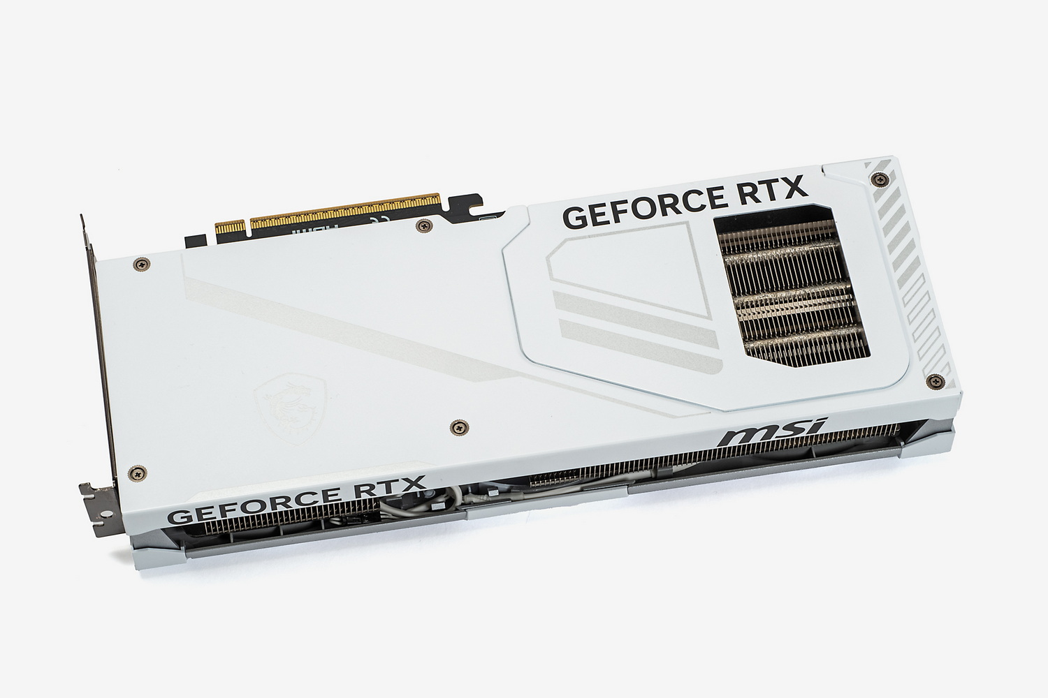 バックプレートの一部がマグネットによって着脱可能になっている