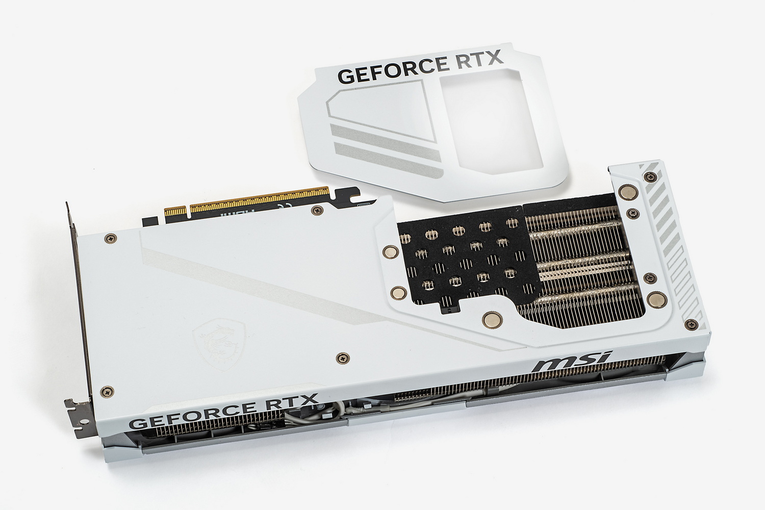 バックプレートの一部がマグネットによって着脱可能になっている