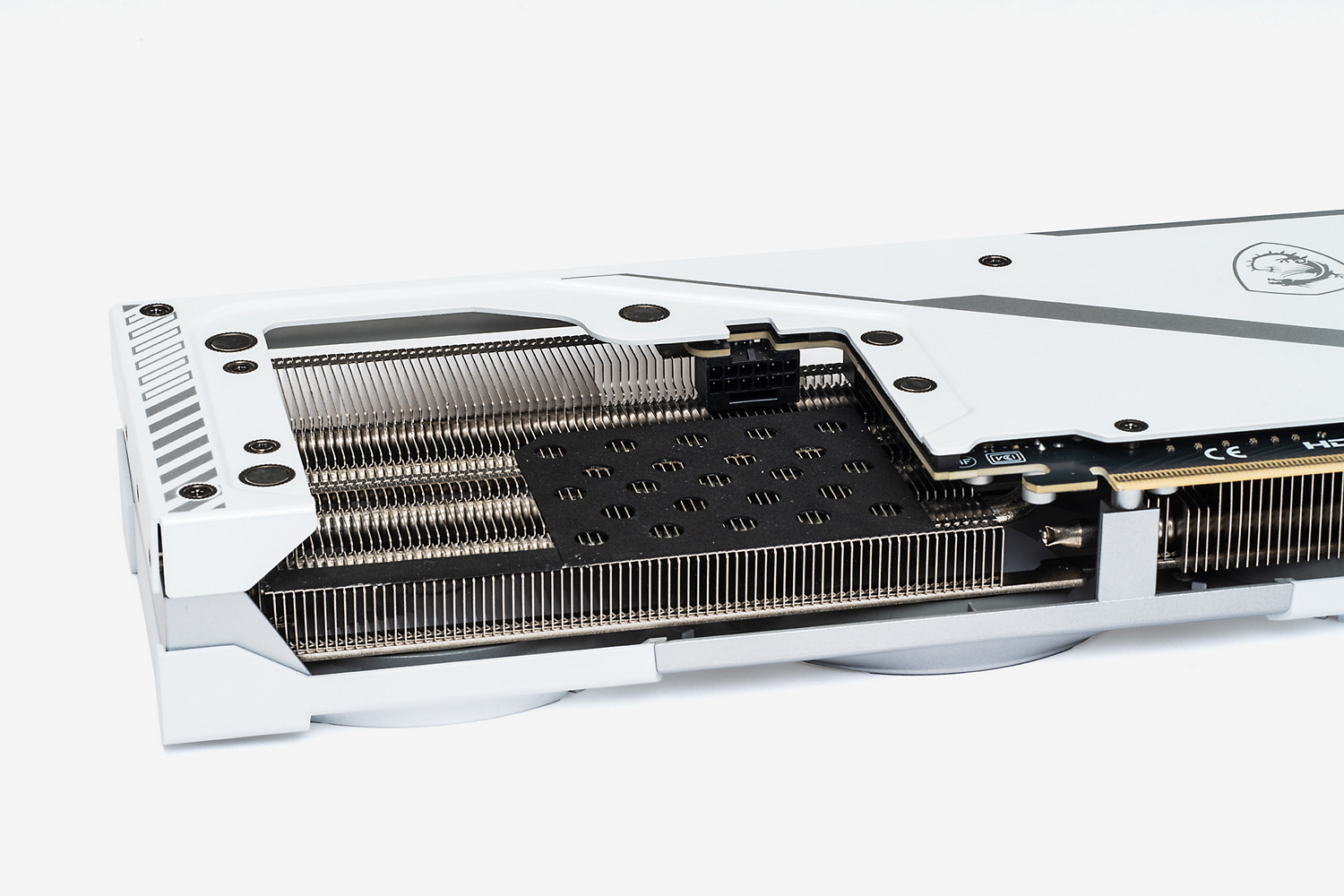 バックプレートを外すと16ピン電源コネクターにアクセス可能。補助電源ケーブルはこのスペースに収納して隠す。クーラー+ヒートシンクに対して基板がかなり短い最近のGeForceだからこそ生まれた隠し場所と言えそう