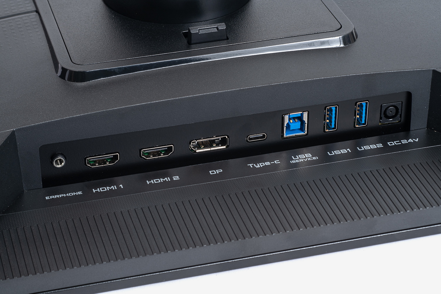 背面の端子類。HDMI×2、DisplayPort×1、Type-Cの4系統入力を備える