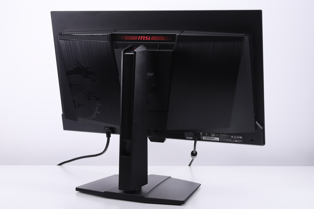 本体背面。イルミネーション機能(Mystic Light)対応のRGB LEDを搭載している