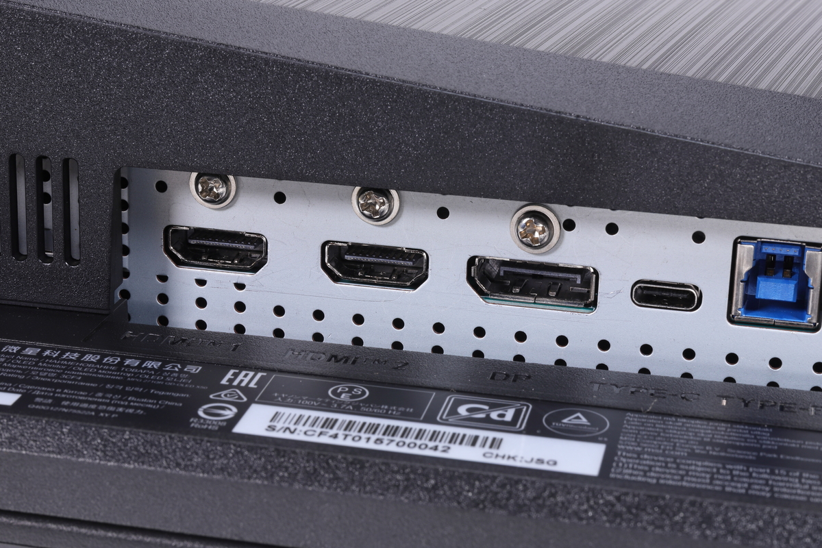 映像入力端子はDisplayPort 2.1a×1基、HDMI 2.1×2基、USB Type-C×1基