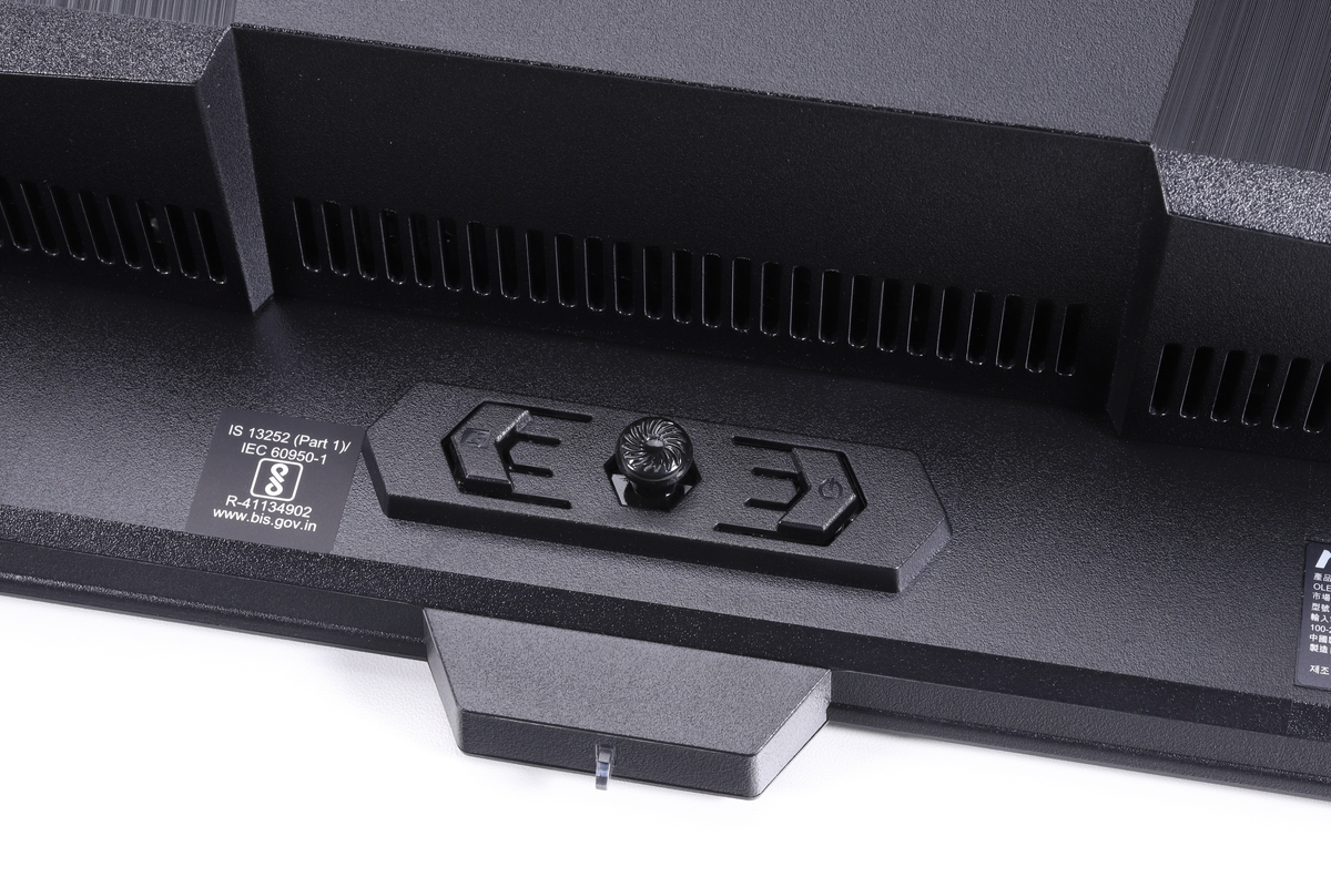 本体の背面中央下部に配置された操作パネル。左からマクロキー、OSDメニュー操作用のNaviキー、電源スイッチ