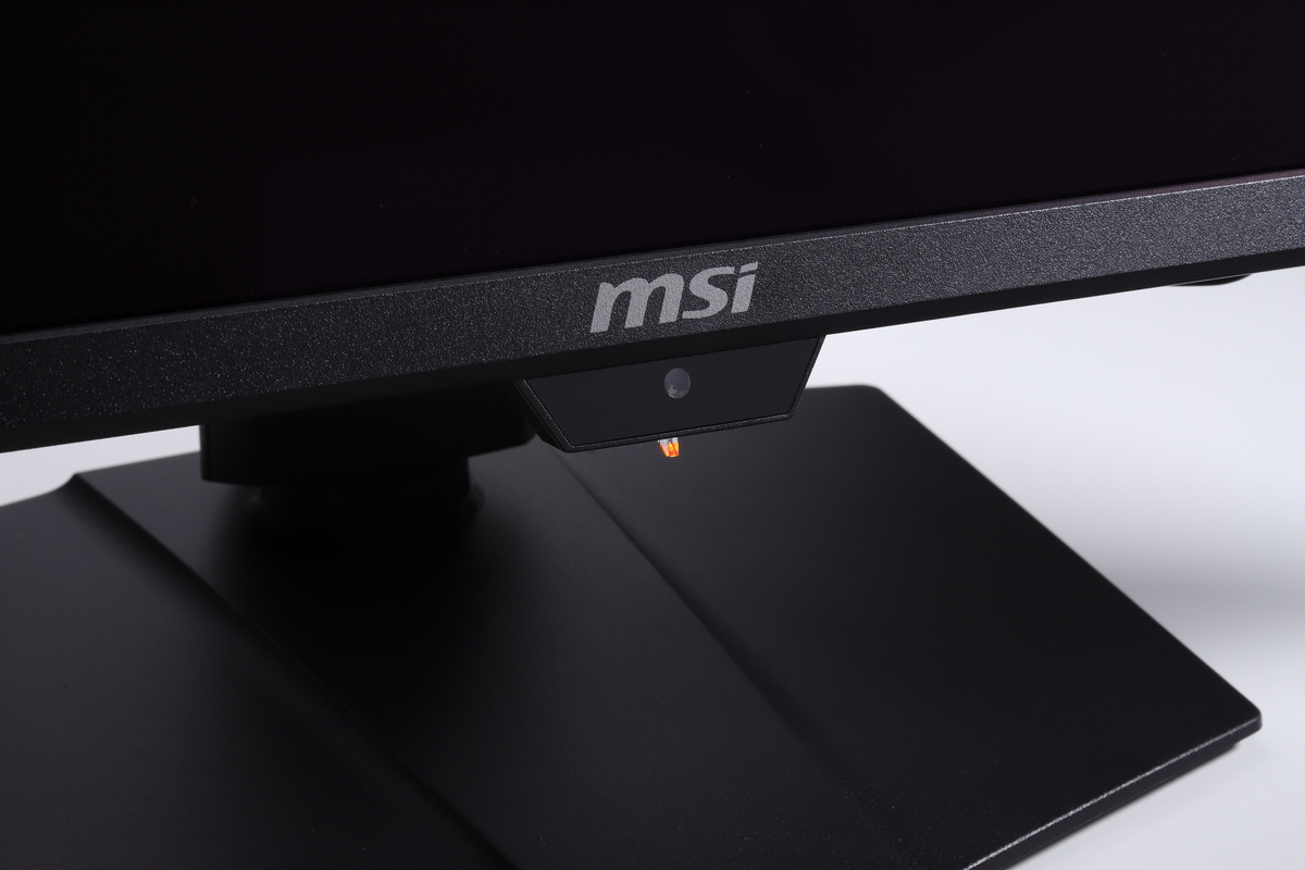 パネルリフレッシュ中はモニター中央下部のインジケーターLEDがオレンジ色に点滅する。リフレッシュ完了を待てない場合は、モニターの電源ボタンを押すことで中断することも可能だ