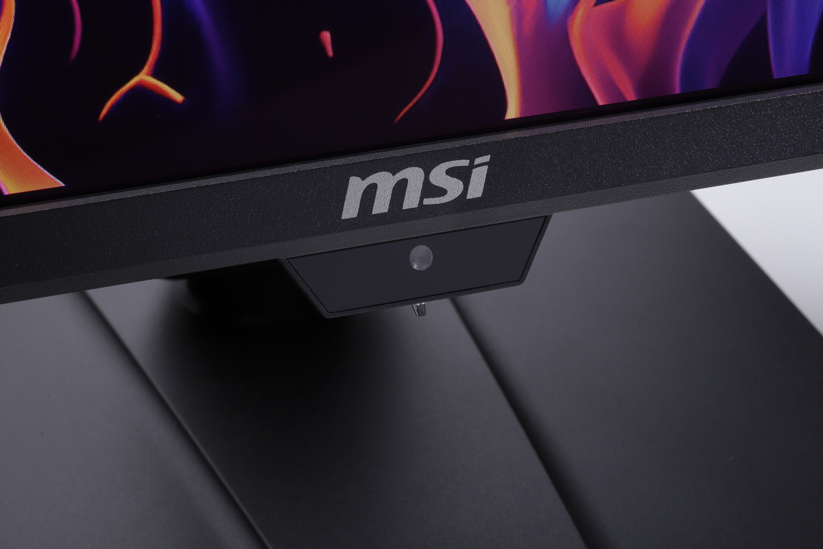 モニター前面に配置されているAI Care センサー