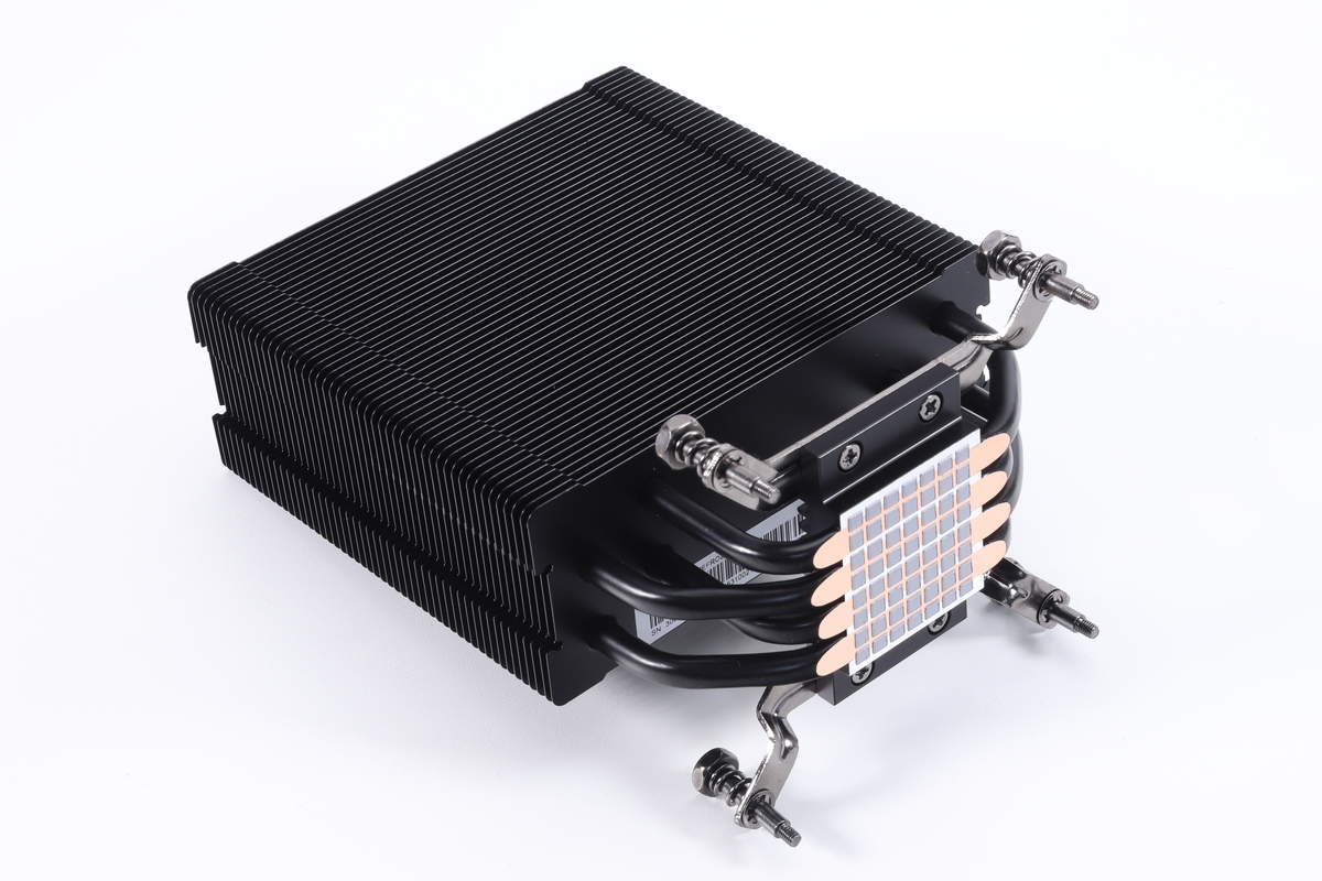 ヒートシンクは6mm径のヒートパイプを4本搭載している