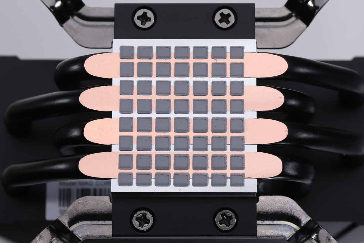 ベース面はヒートパイプ・ダイレクトタッチ方式で、出荷時点でサーマルグリスが塗布されている