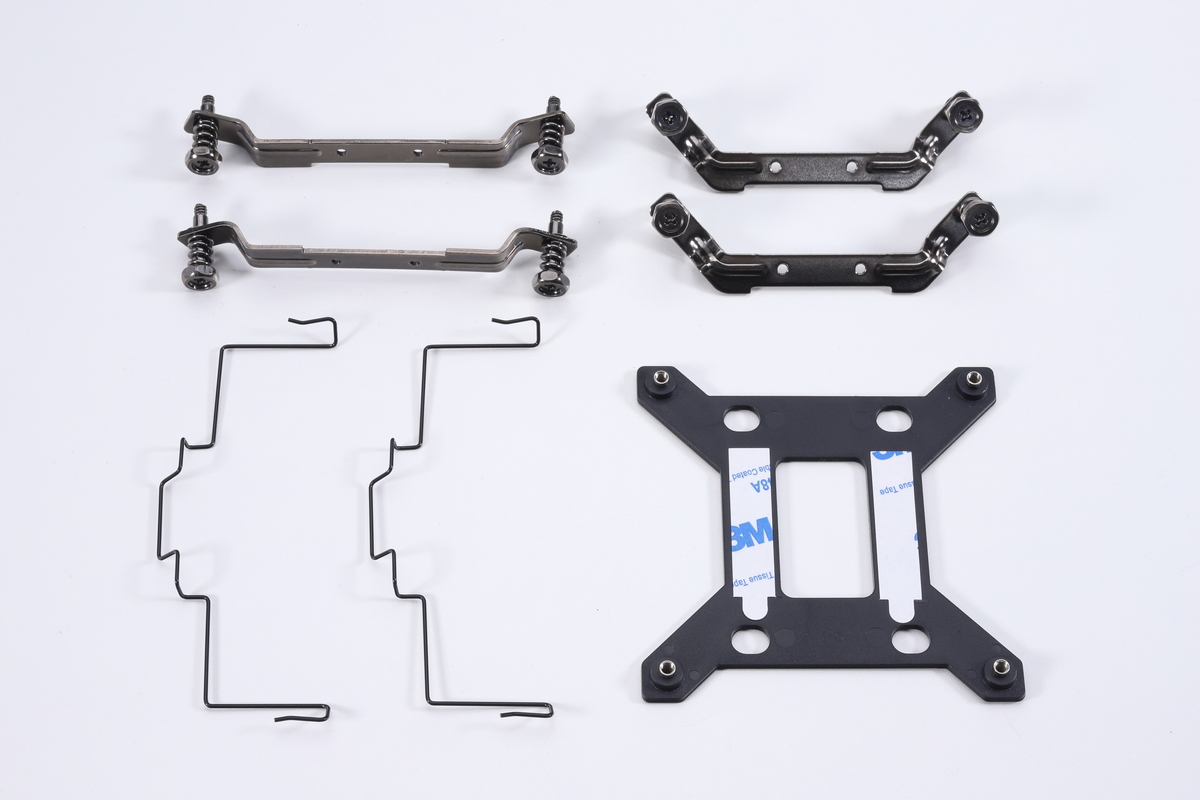 付属品はファン固定用クリップ(1基分)とIntel/AMD用のリテンションキットのみ