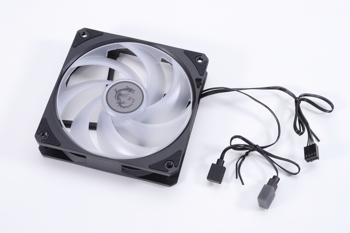 ARGB LEDを搭載する120mmファンを標準搭載。ケーブルは4ピンFANとデイジーチェーン対応3ピンARGB