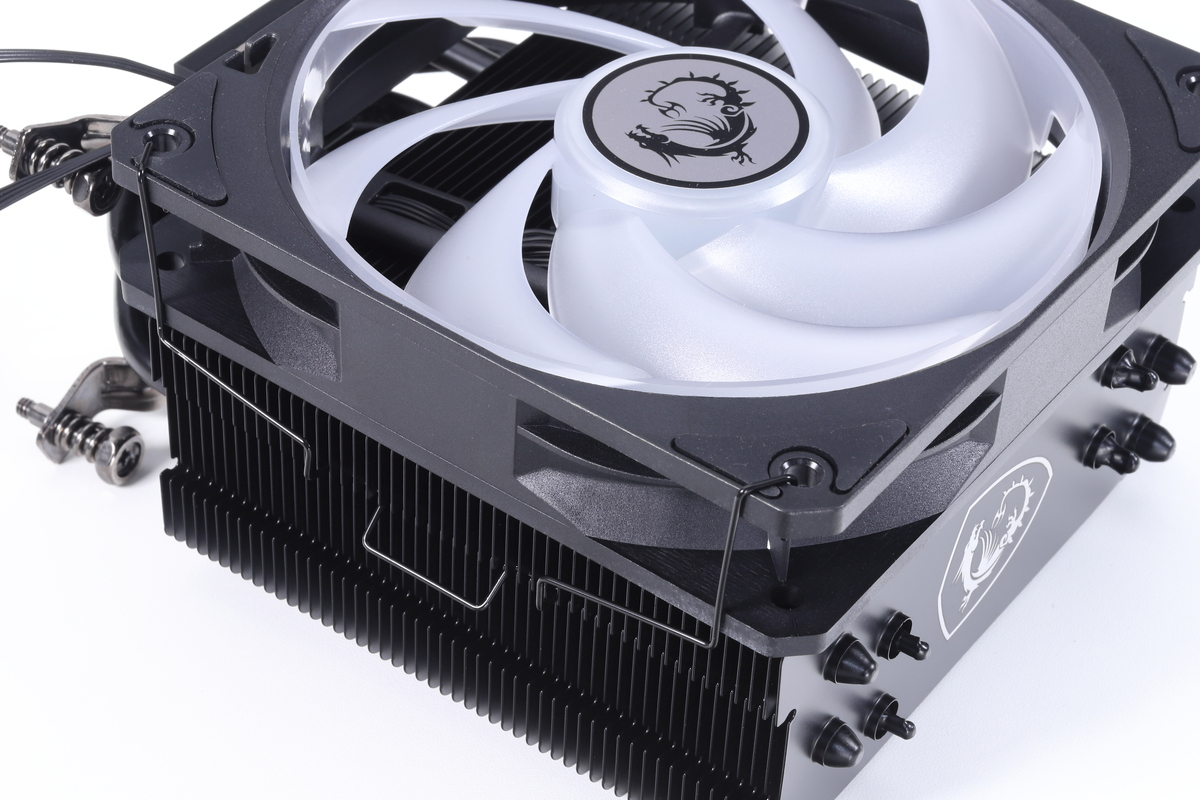 ファンの固定には着脱が容易なワイヤークリップ式を採用。ブラックモデルのワイヤークリップは黒くカラーリングされている