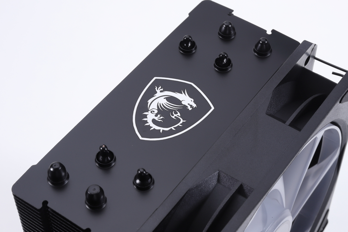 ブラックモデルのヒートシンクに施されたマットブラック処理は均一性が高く美しい